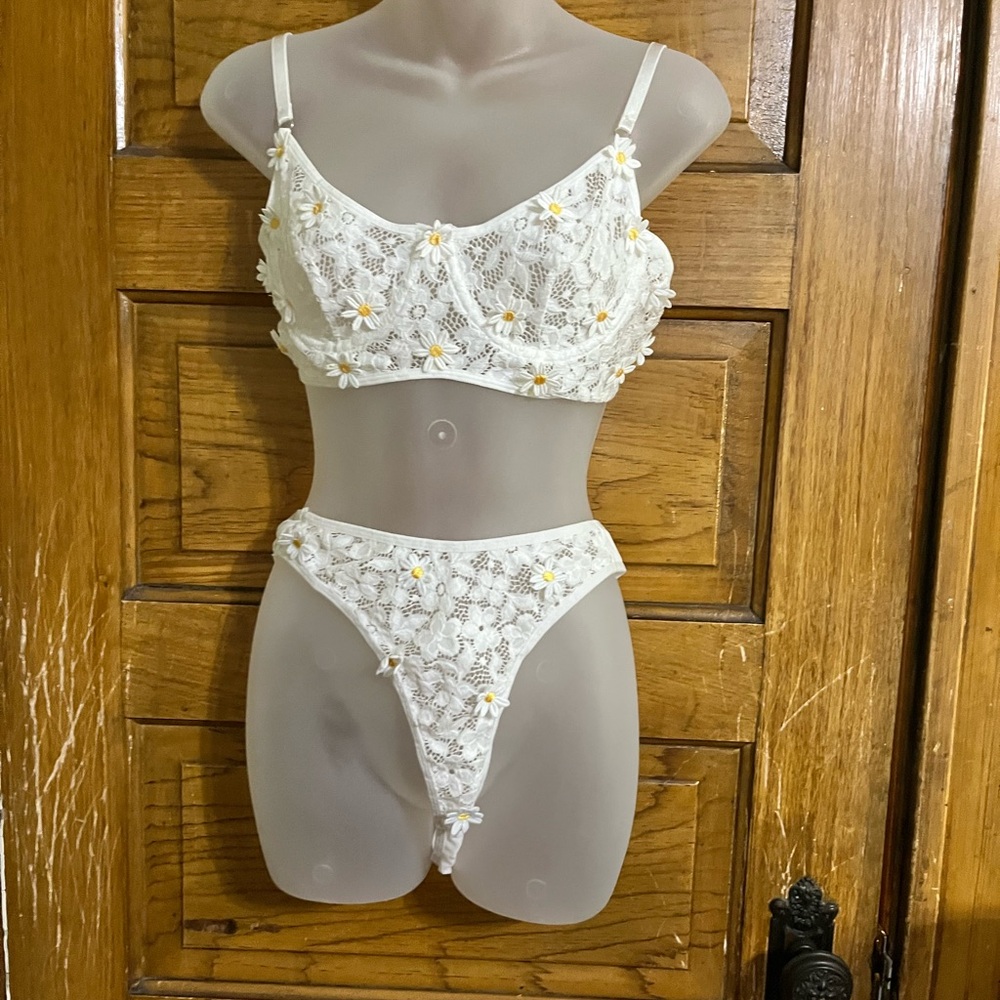 White Lace with daisy appliques Bra and Panty Set